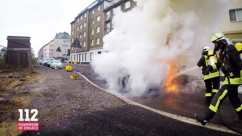 In Düsseldorf steht mitten auf der Straße ein Auto in Flammen. – Bild: DMAX