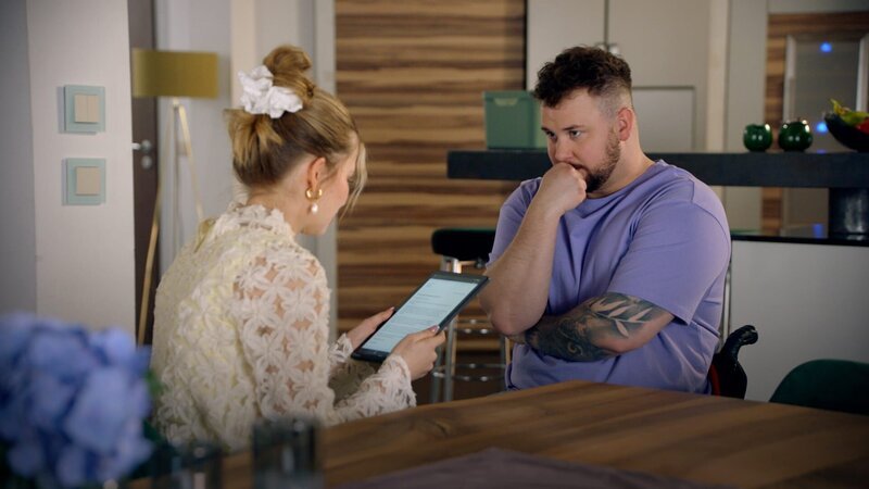 Jonas (Felix van Deventer) ist entschlossen, seine soziale Ader zum Beruf zu machen. Links Johanna (Charlott Reschke) – Bild: RTL