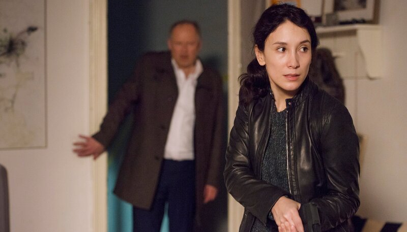 Klaus Borowski (Axel Milberg) und Sarah Brandt (Sibel Kekilli) durchsuchen Friedas Wohnung. – Bild: NDR/​Philip Peschlow