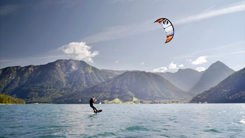 Foil-Kiter Daniel Riegler auf dem Achensee – Bild: ServusTV /​ Nikolas Winter