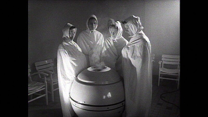 Beobachtungen unter deutschen Kurgästen 1966. Im Inhalatorium atmet eine Gruppe von Kurgästen feuchte Luft; die Aktion wirkt wie eine religiöse Zeremonie. – Bild: SWR, BR