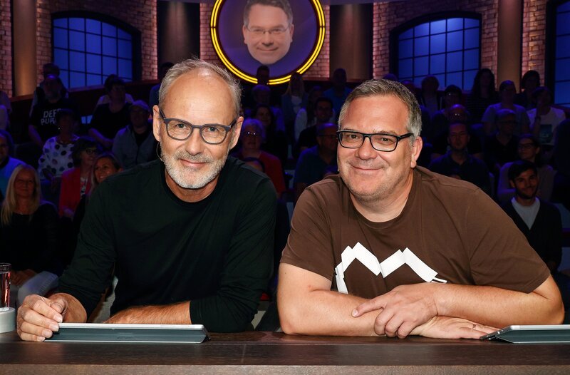 Rateteam-Kapitän Elton (r.) und der Fernsehmoderator, Sportreporter und Musiker Reinhold Beckmann (l.) bilden ein Rateteam. – Bild: ARD/Morris Mac Matzen Rateteam-Kapitän Elton (r.) und der Fernsehmoderator, Sportreporter und Musiker Reinhold Beckmann (l.) bilden ein Rateteam. – Bild: ARD/Morris Mac Matzen