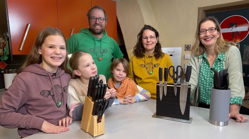 Welcher bestückte Messerblock ist der beste? Yvonne Willicks (r) und Familie Pötting machen den Test. – Bild: WDR/​Solis TV/​Melanie Grande