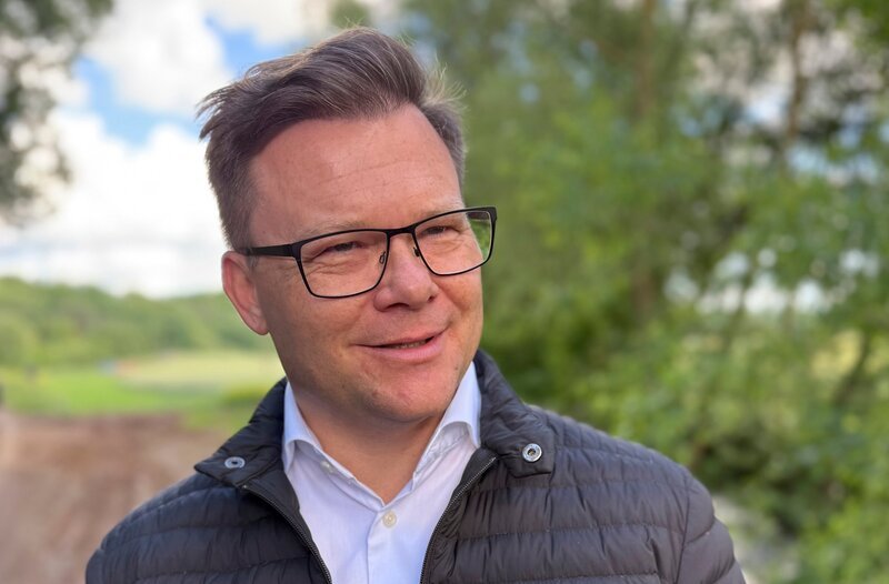 MDR FERNSEHEN EXACTLY: WO BLEIBT UNSER WASSER? ‚Flüsse zwischen Klimawandel und Platzgerangel‘. Bundesumweltminister Carsten Schneider im Interview mit ‚EXACTLY‘. Flüsse renaturieren – für Bundesumweltminister Carsten Schneider angesichts des Klimawandels eine Überlebensfrage. – Bild: MDR/​Chris Böhme