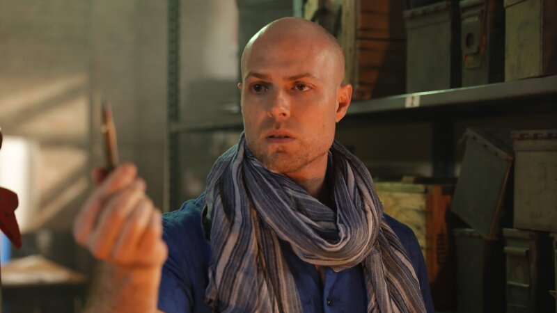 Recre Actor David Packouz holding a bullet – Bild: Warner Bros. Discovery