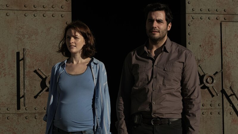 Rachel Russo (Olivia Morris, l.); Liam Ruddock (Ben Cura, r.) – Bild: MEDIAPRO CANARIAS, S.L.U.
