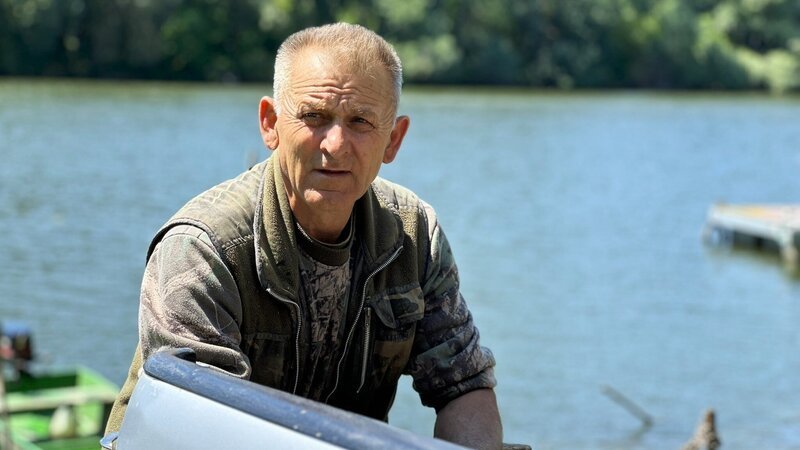 János Tóth beim Fischen auf dem Theiß-Fluss. Er gilt als einer der besten Angelgewässer Ungarns. – Bild: Tutsek Film