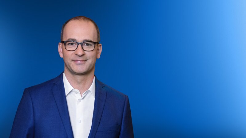 Key Visual/​Cover Sendereihenbild ohne Typo zu „report München“. Investigativer Journalismus, seriöse Informationen und klare Positionen – das sind die Markenzeichen von „report München“. Im Bild: Moderator Christian Nitsche. – Bild: Lisa Hinder /​ BR /​ Das Erste