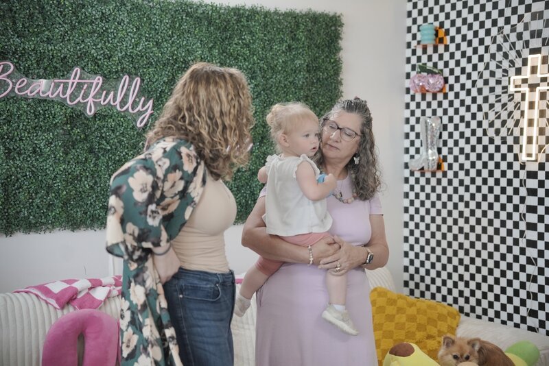 Colleen and Marlene come over to Bayken and Colin’s apartment before wedding dress shopping – Bild: Warner Bros. Discovery, Inc. or its subsidiaries and affiliates