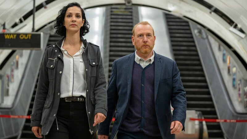 Priya Shamsie (Sonita Henry) und Max Arnold (Adrian Scarborough) sind bereit für die Ermittlungen. – Bild: Sven Arnstein/​AcornTV