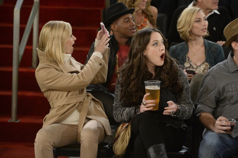 Als sie Tickets für ein Basketballspiel geschenkt bekommen, kämpfen sich Caroline (Beth Behrs, l.) und Max (Kat Dennings, r.) bis ganz nach vorne durch. Doch wenn das nicht mal ein großer Fehler gewesen ist … – Bild: Warner Brothers