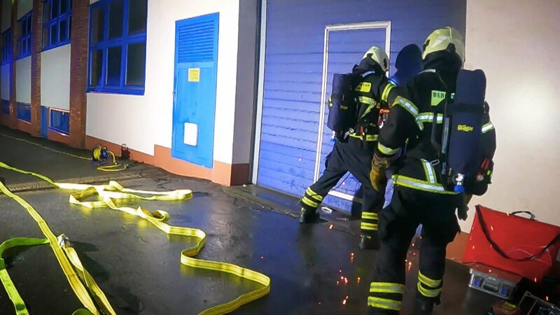 Einsatzkräfte der Feuerwehr. – Bild: DMAX
