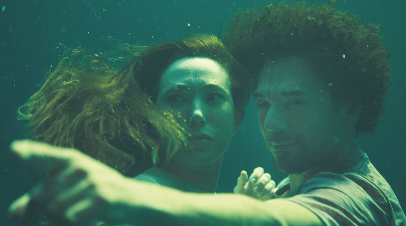 Noémie (Laura Smet) und Hugo (Tomer Sisley) tauchen nach der Wahrheit. – Bild: ARD Degeto Film/​France Télévisions/​Quad Drama/​Tristan Tortuyaux (Repro)
