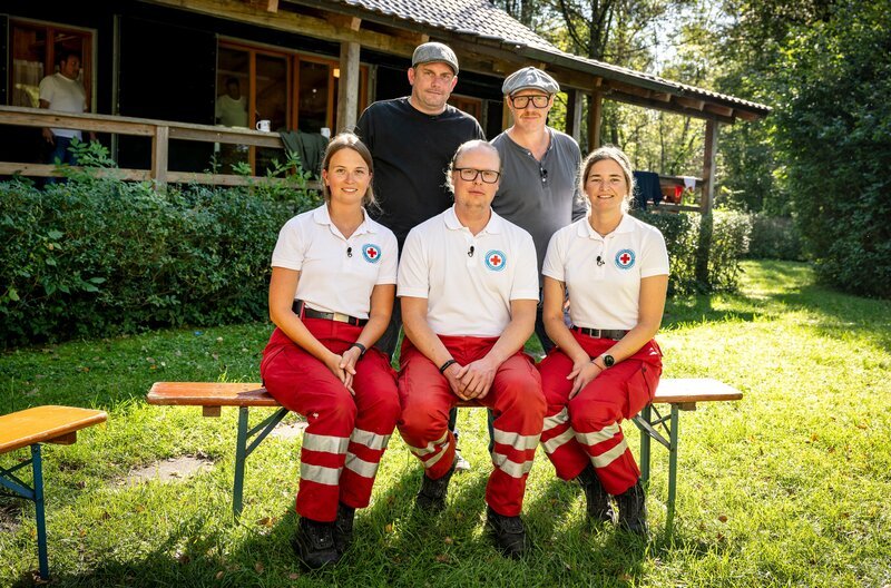 Hinten, von links: Sebastian Bezzel und Simon Schwarz. Vorne, von links: Luisa Mirlach, Florian Suttor und Maria Gruber. – Bild: Ralf Wilschewski /​ BR, Film Five GmbH