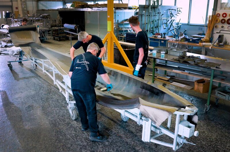 Segelflugzeuge aus Carbon, gebaut mit Harz und in Handarbeit – leicht und stabil – für die große Freiheit in der Luft. Der Rumpf des Segelflugzeugs wird mit Kohlefaser eingelegt. – Bild: SWR/​Lars Reuther