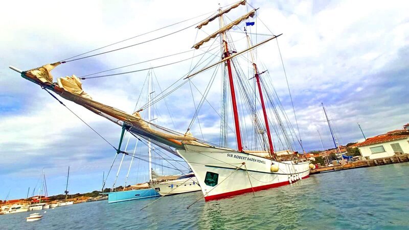 Das zweite Schiff aus der Unglücksnacht, die ‚Sir Robert Baden Powell‘, im Hafen – Ihre Besatzung rettete die 15 Überlebenden der ‚Bayesian‘. – Bild: ZDF