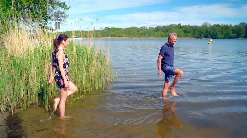 Erfrischung im See. – Bild: rbb
