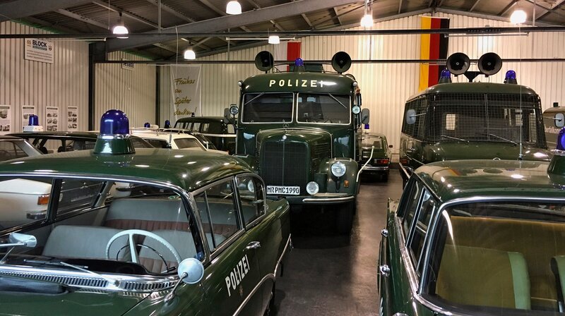 Blick in das 1. Deutsche Polizeioldtimer-Museum Marburg. – Bild: HR/​Friso Richter