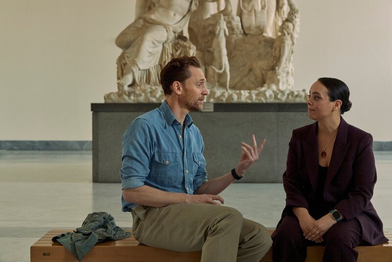 Tom Hiddleston und Dr. Sarita Robinson sprechen im Nationalen Archäologischen Museum von Neapel über die Geschichte von Pompeji. (National Geographic/​Paolo Verzone) – Bild: National Geographic /​ Paolo Verzone