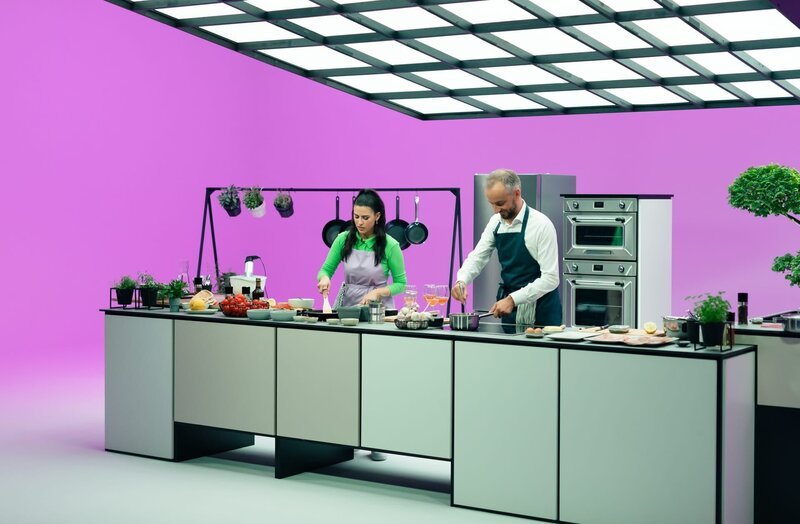 Jan Böhmermann (r.) mit Salwa Houmsi (l.) in der Sendung „Böhmi brutzelt“. – Bild: ZDF und Nirén Mahajan.