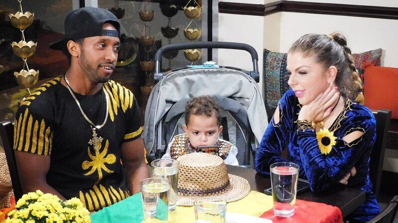 Bini and Ari take Ari’s family out for Ethiopian new year. – Bild: Warner Bros. Discovery