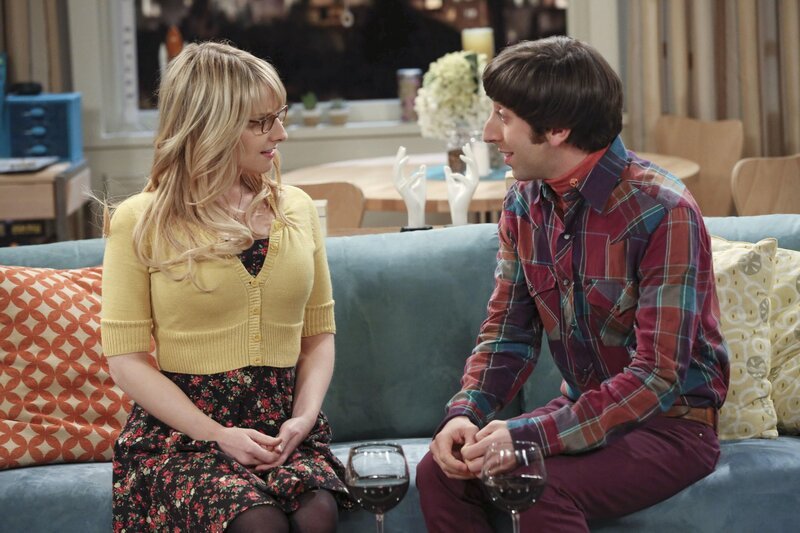 Howard (Simon Helberg, r.) bekommt das Angebot, noch einmal zur internationalen Raumstation zu fliegen. Bernadette (Melissa Rauch, l.) ist von der Idee jedoch gar nicht begeistert&nbsp;… – Bild: © Warner Brothers