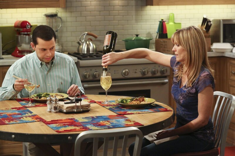 Alan (Jon Cryer, l.) kann nicht damit umgehen, dass Lyndsey (Courtney Thorne-Smith, r.) ihn verlässt. Deshalb muss Walden einen Weg finden, um seinem Freund wieder auf die Beine zu helfen … – Bild: © Warner Brothers Entertainment Inc.