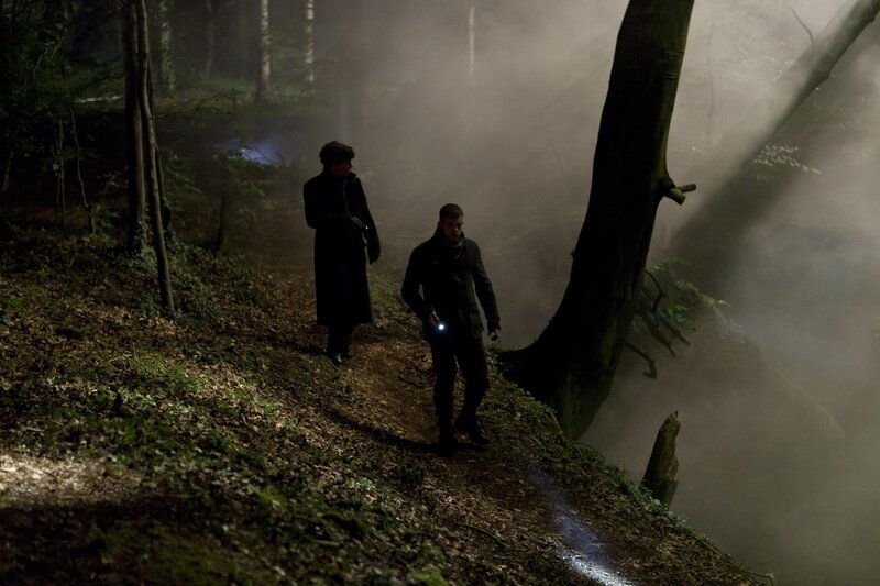 Sherlock Holmes (Benedict Cumberbatch, l.); Henry Knight (Russell Tovey, r.) – Bild: Hartwood Films 2012