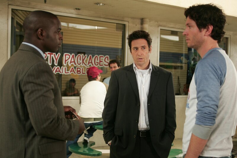 Bei ihren Ermittlungen stoßen Don (Rob Morrow, M.) und David (Alimi Ballard, l.) auf Malcolm (Will Beinbrink, r.). Hat er mit dem Mord was zu tun? – Bild: Paramount Network Television