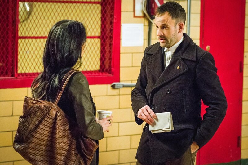 Holmes (Jonny Lee Miller, r.) und Watson (Lucy Liu, l.) kümmern sich um einen lange zurückliegenden Fall, in dem ein Mann verdächtigt wurde, seine Frau umgebracht zu haben. Der Verdächtige hat nun ein Päckchen mit grausigem Inhalt bekommen: die Ohren seiner Frau, zusammen mit einer Lösegeldforderung … – Bild: CBS Television