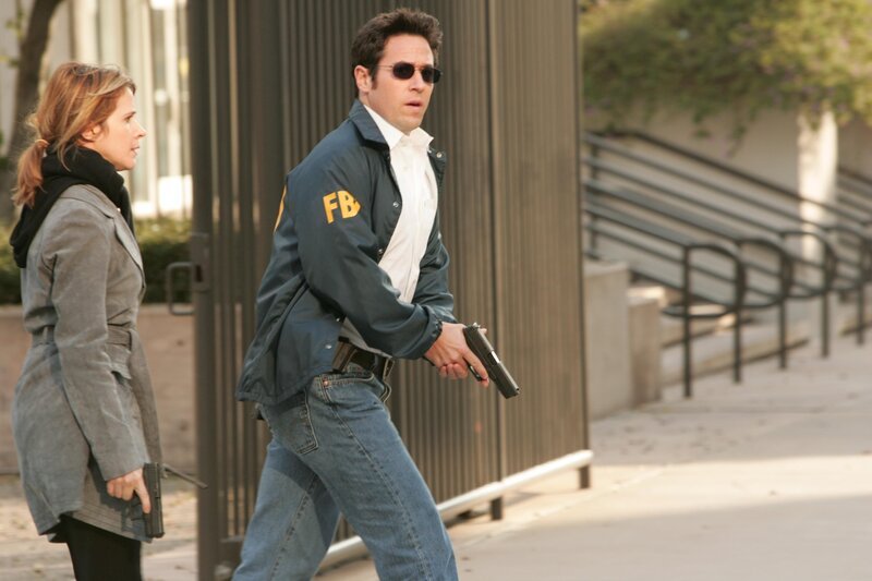 Don (Rob Morrow, r.) und Terry (Sabrina Lloyd, l.) versuchen den Heckenschützen zu stoppen. – Bild: Paramount Network Television