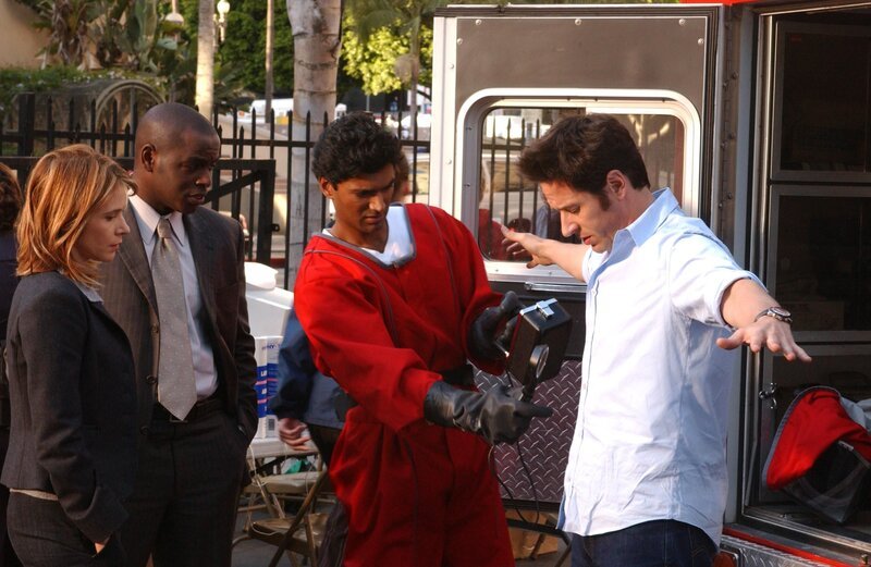 Bei ihrem neuen Fall haben es Don (Rob Morrow, r.), Terry (Sabrina Lloyd, l.) und David (Alimi Ballard, 2.v.r.) mit radioaktiven Strahlen zu tun, deshalb ziehen sie einen Spezialisten (Sendhil Ramamurthy, 2.v.r.) zu Rate … – Bild: Paramount Network Television