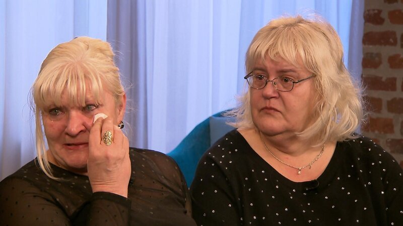 Jacqueline (r.) und Gabriela (l.) wollen ihre vor fast 50 Jahren verschwunden Schwestern endlich wiederfinden und hoffen auf die Hilfe von Julia Leischik … – Bild: © SAT.1