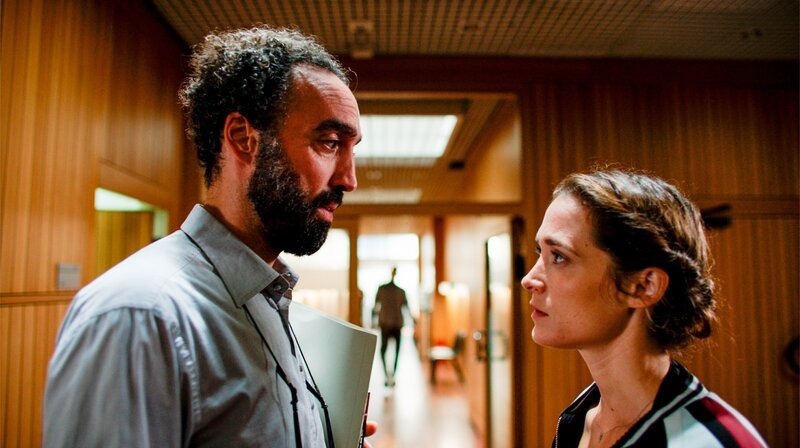 Der Ausbrecher möchte sich über das Darknet einen Pass besorgen: Noah (Samir Fuchs) berichtet Sunny (Friederike Becht) von dieser neuen Spur. – Bild: ORF/​Beta Film/​Rowboat/​MDR/​Degeto/​Stephan Rabold