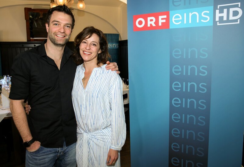 Jakob Seeböck, Julia Cencig. – Bild: ORF 1