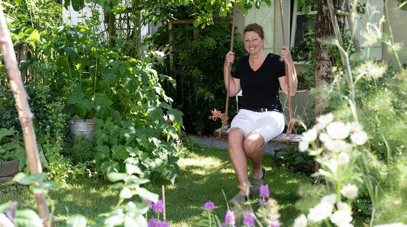 Der charmante Gartenwettbewerb geht in die nächste Runde! Es wird gepflanzt, geschmückt und gefeiert! Wer gibt die beste Gartenparty? – Die erste Reise geht nach Velbert-Langenberg in den charmanten Naturgarten von Tanja Matthes. – Bild: WDR/​Melanie Grande
