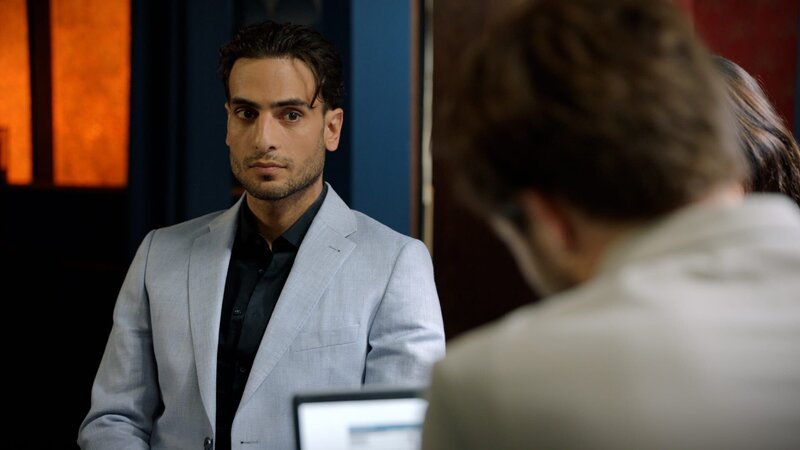 Nihat (Timur Ülker, l.) trifft es, dass Julian (Onno Buß) weiter auf Abstand bleibt. – Bild: @RTL
