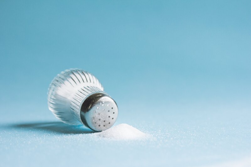 Spilled salt and saltshaker on blue background – Bild: Meliha Gojak /​ depositphots