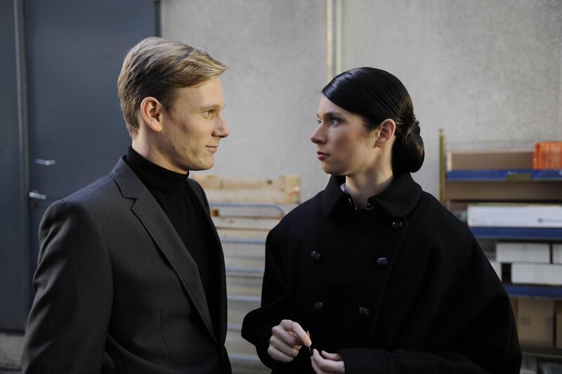 Gina (Elisabeth Sutterlüty, r.) nähert sich Philip (Philipp Romann, l.) fast auf Augenhöhe … – Bild: Christoph Assmann