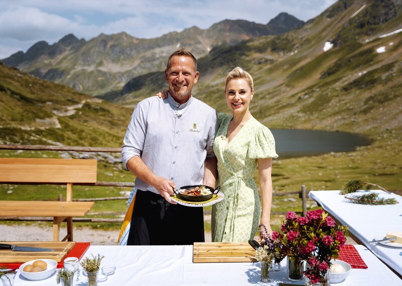 Bernd Pitzer, Silvia Schneider („Bauernpfanne mit Kräuterspätzle“ und „Spinatknödel mit Salbeibutter und grünem Salat“). – Bild: Silvia Schneider GmbH/​Simeon Baker