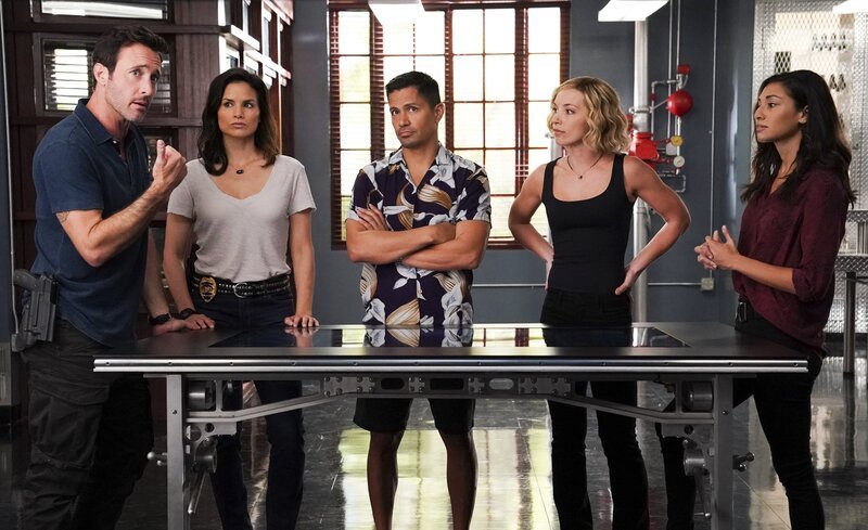 (v.l.n.r.) Steve McGarrett (Alex O’Loughlin), Quinn Liu (Katrina Law), Thomas Magnum (Jay Hernandez), Juliett Higgins (Perdita Weeks), Tani Rey (Meaghan Rath) – Bild: Karen Neal