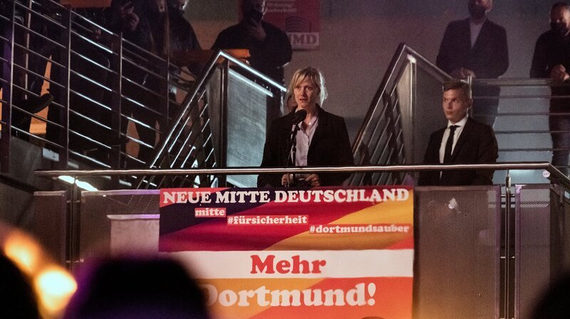 Politische Kundgebung oder Gedenkveranstaltung; Nachwuchspolitiker Nils Jacob (Franz Pätzold, Mitte rechts) ist überrascht, dass Kommissarin Martina Bönisch (Anna Schudt, Mitte) das Wort ergreift. – Bild: WDR/​Bavaria Fiction GmbH/​Martin Menke