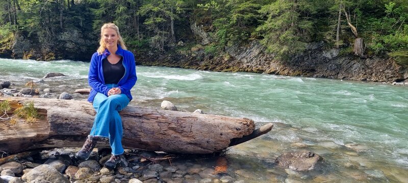 Christine Reiler an der Lech. – Bild: ORF/​Kiwi TV