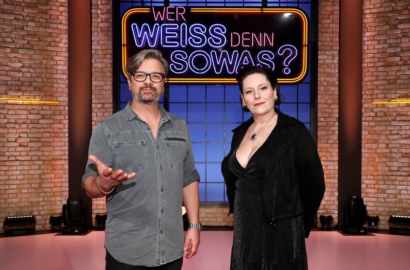 Der Musiker Henning Wehland und die Sängerin AnNa R. zu Gast bei „Wer weiß denn sowas“. – Bild: ARD/​Morris Mac Matzen