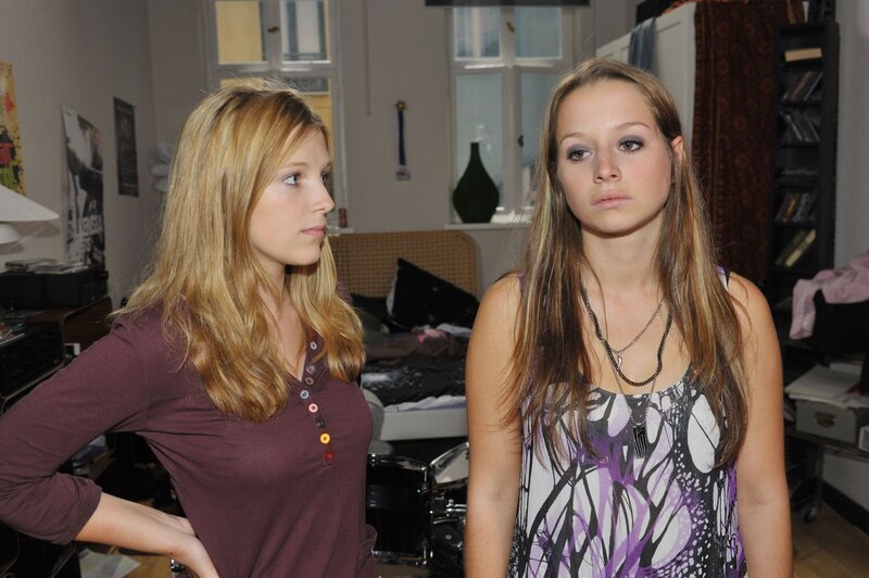 Lilly (Iris Mareike Steen, l.) bemerkt, dass Tanja (Senta Sofia Delliponti) von ihrem Vater enttäuscht ist. – Bild: RTL