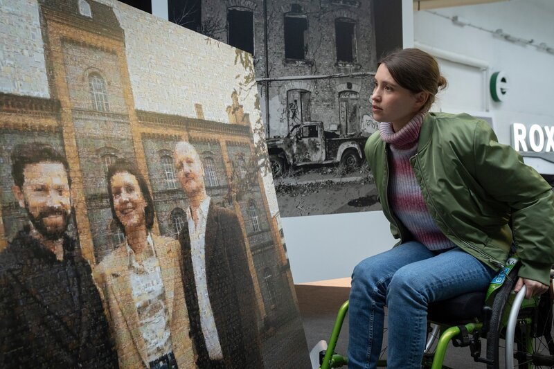 Merle (Janina Fautz) betrachtet ein Foto-Kunstwerk von Julia Roxel in deren Ausstellung. – Bild: ZDF und Thomas Kost