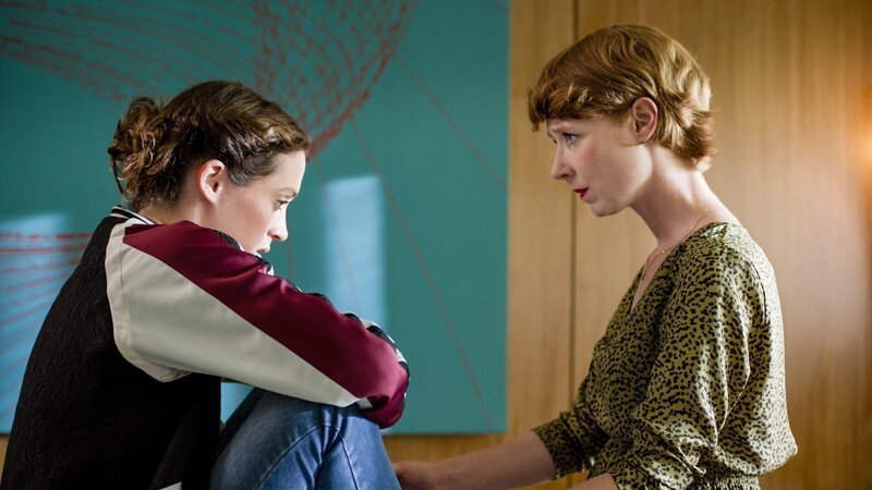 Friederike Becht (Sonja ‚Sunny‘ Becker), Sarah Bauerett (Nora Belling). – Bild: ORF/​Beta Film/​Rowboat/​MDR/​Degeto/​Marcus Kanter