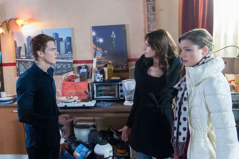 Als wäre die Wahrheit über Lisas Escort-Job nicht schon hart genug, erfährt Moritz (Marvin Linke) nun auch noch, dass seine eigene Mutter Britta (Tabea Heynig) Lisa (Svenja Jung) erpresst hat. – Bild: RTL