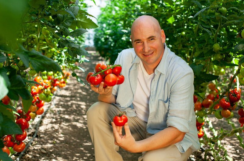 Das YouTube-Format mit Profikoch Timo Böckle aus Böblingen widmet sich ausschließlich dem Einmachen. Hier Timo Böckle mit Strauchtomaten. – Bild: SWR/​Philip Fricker