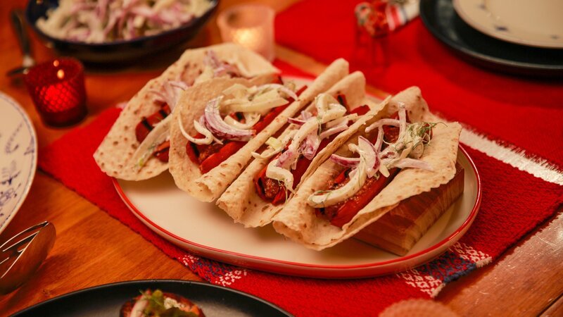 Beauty shot of Molly Yeh’s Lefse Hot Dogs with Fennel Slaw, as seen on Girl Meets Farm, season 7. – Bild: Television Food Network, G.P.